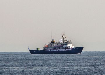 El vaixell C-Star està ancorat a cinc milles del port de Barcelona