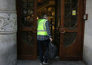 La Guardia Civil registra consejerías de la Generalitat por el referéndum y detiene al número dos de Junqueras La Guardia Civil registra consejerías de la Generalitat por el referéndum y detiene al número dos de Junqueras
