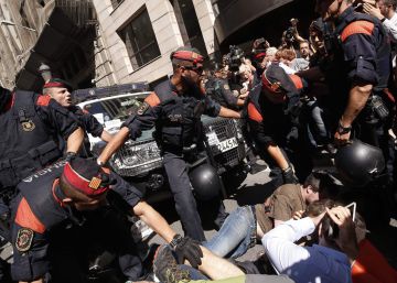 Trapero demana als agents que siguin “especialment curosos amb l’ús de la força”