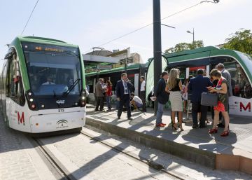 El metro de Granada comienza a prestar servicio tras una década de obras El metro de Granada comienza a prestar servicio tras una década de obras