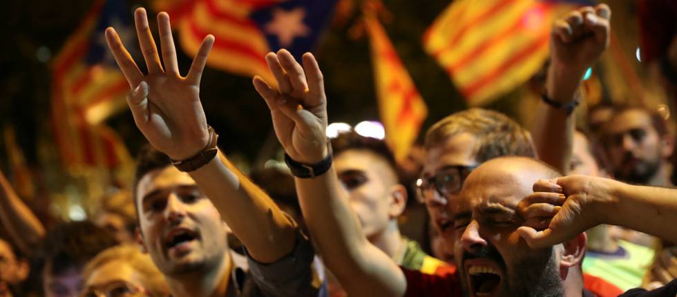 Noche de tensión en Barcelona entre la policía y los manifestantes tras los registros