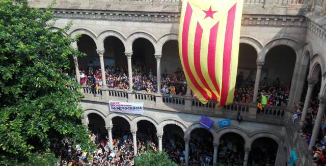 Estudiants al claustre de la UB.