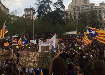 Milhares de estudantes marcham em Barcelona a favor do referendo da Catalunha
