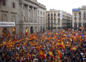 Miles de personas abarrotan la Plaza de Sant Jaume con banderas de España