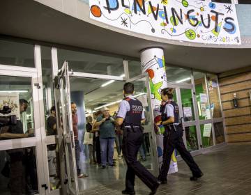 Els Mossos accedeixen a Escola Auró per estendre acta