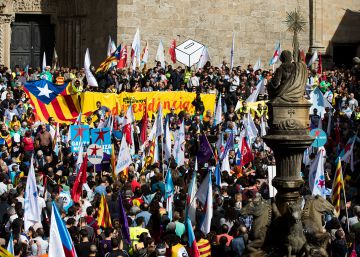 Miles de personas marchan en Santiago en apoyo al referéndum catalán Miles de personas marchan en Santiago en apoyo al referéndum catalán
