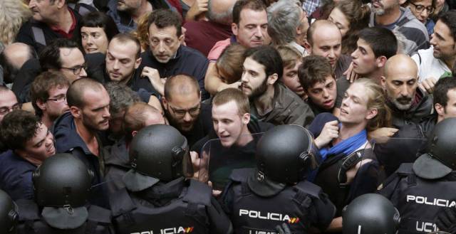 Rajoy recurre a la fuerza policial para descabezar el referéndum ilegal