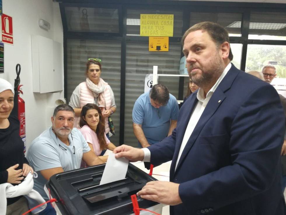 Oriol Junqueras vota este domingo por la mañana en Sant Vicenç dels Horts (Barcelona), aunque no en el local donde tenía previsto hacerlo.