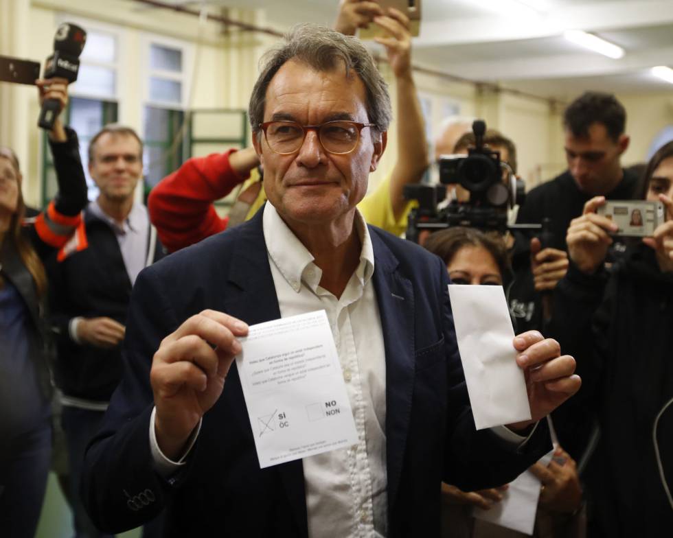 El expresidente de la Generalitat Artur Mas vota ante decenas de medios hoy en el Col·legi Infant Jesús de Barcelona.