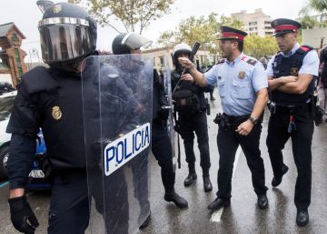 Mossos y policías discuten a las puertas del instituto Can Vilumara de L'Hospitalet de Llobregat.
