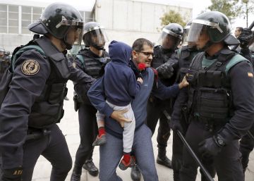 Agentes de la Policía Nacional y la Guardia Civil en el pabellón deportivo de Sant Julià de Ramis (Girona), donde estaba previsto que votara el presidente catalán, Carles Puigdemont.