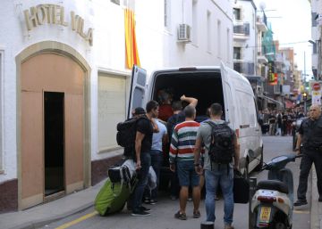 Policies i guàrdies civils abandonen els hotels de Calella per la pressió dels veïns