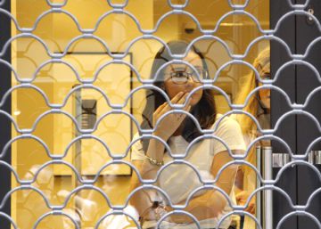 L’aturada triomfa al comerç i punxa a la indústria