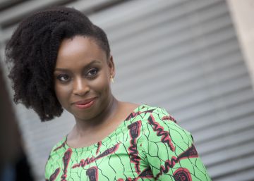 Chimamanda Ngozi Adichie:
“Me enfada seguir escribiendo
de feminismo”
