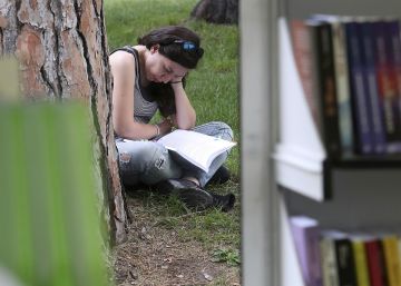 En España, solo mujeres y adolescentes leen tanto como la media europea