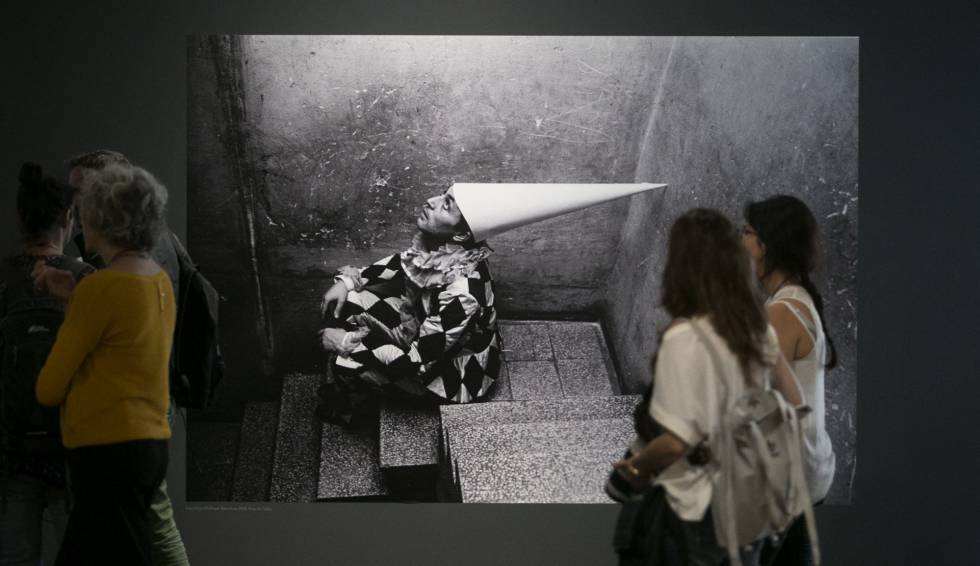 Joan Ponç disfrazado de arlequín, un personaje que también pintó en muchas ocasiones, fotografiado por Colita.