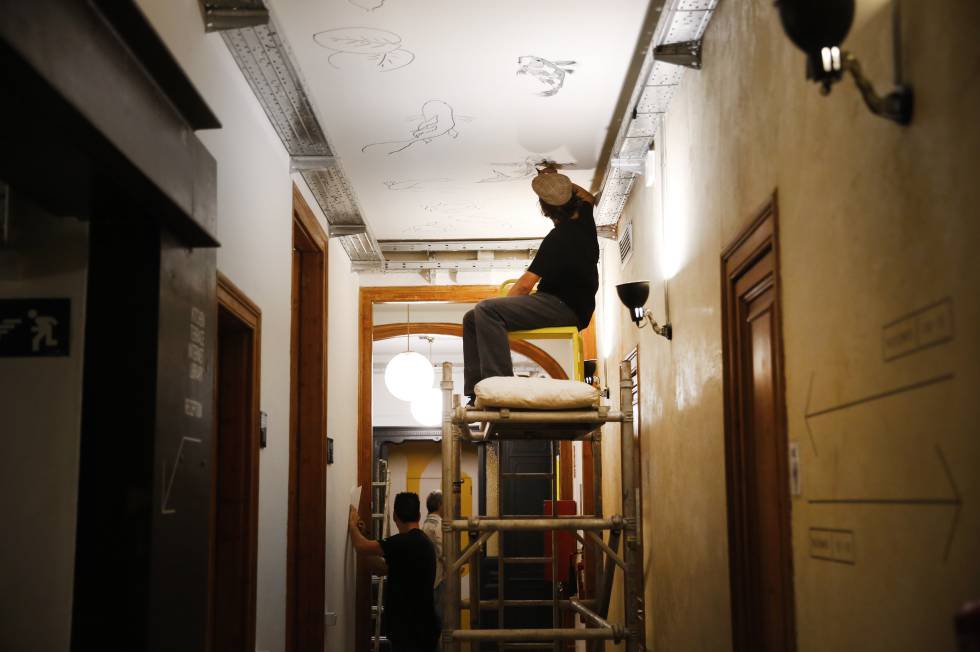 Murales en paredes y techos en el Hostel.