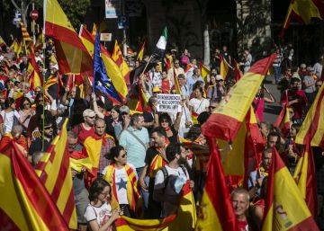 Milhares de pessoas protestam em Barcelona a favor da unidade da Espanha
