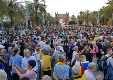 “Decepció” entre els independentistes concentrats al voltant del Parlament “Decepció” entre els independentistes concentrats al voltant del Parlament