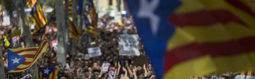 “Decepción” entre los independentistas concentrados alrededor del Parlament