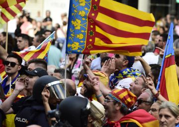 La policia deté un presumpte agressor de la manifestació del 9 d’Octubre a València La policia deté un presumpte agressor de la manifestació del 9 d’Octubre a València
