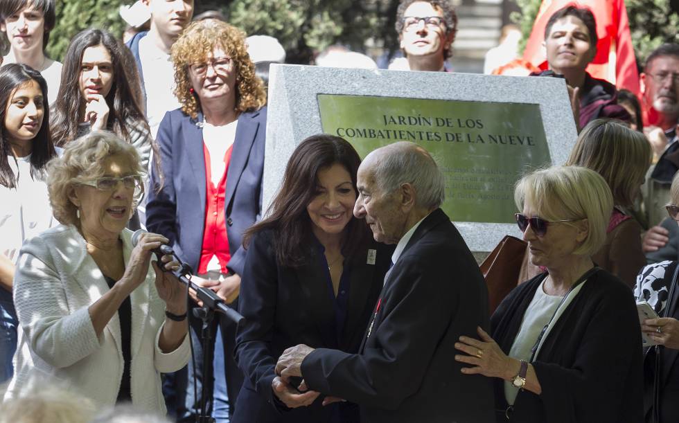 Rafael Gómez, único superviviente de La Nueve, con Manuela Carmenalas y Anne Hidalgo, alcaldesas de Madrid y de París.