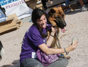 Dos de los participantes, humana y perro, en el Perrotón haciéndose un selfi.