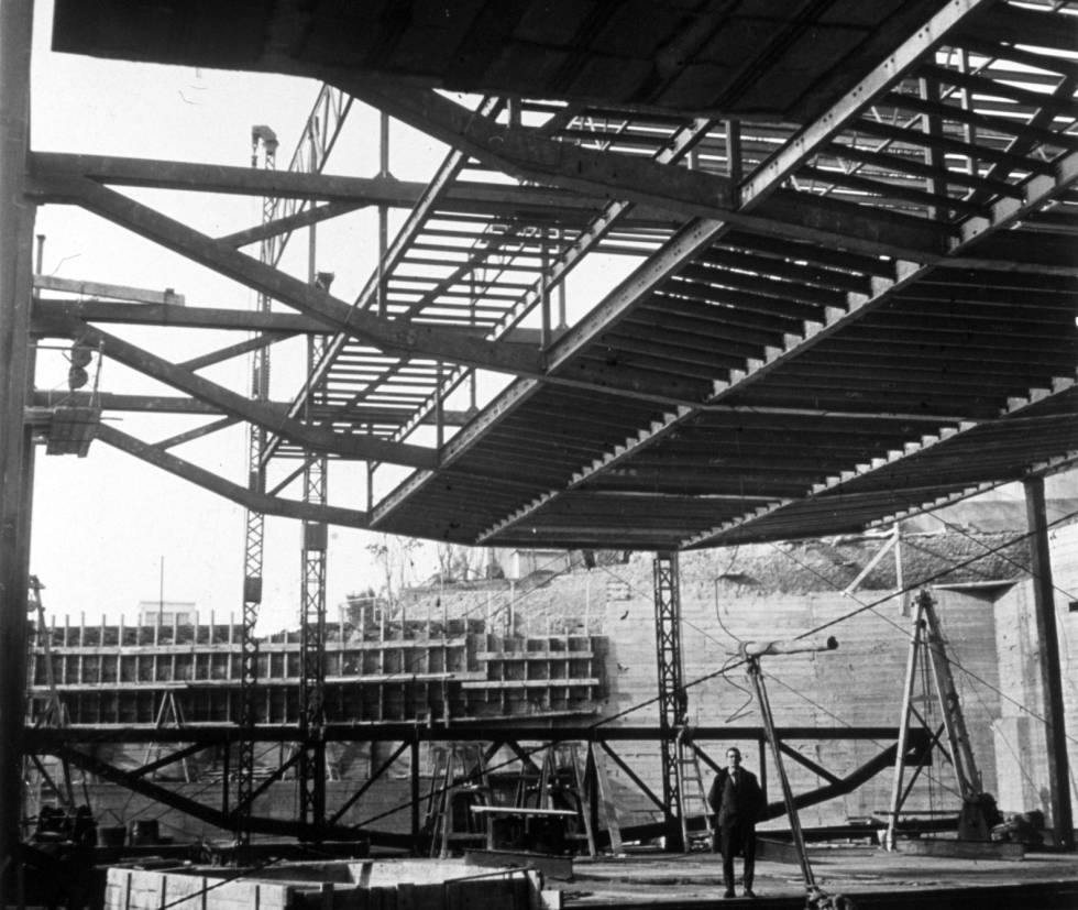 El arquitecto De la Sota durante las obras en el colegio Maravillas.