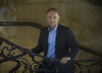 Dan Brown: “Criamos teorias conspiratórias para rebater o caos”