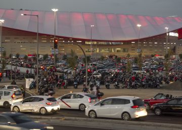 La Guardia Civil obliga a los coches a dar rodeos para no colapsar el Wanda