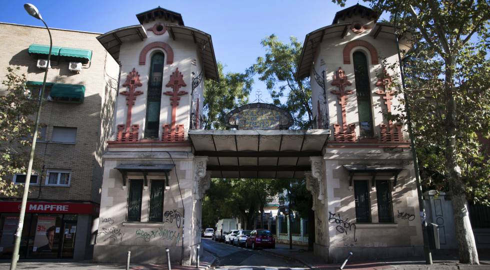 El pórtico de entrada a la Colonia de la Prensa de Carabanchel, ayer.