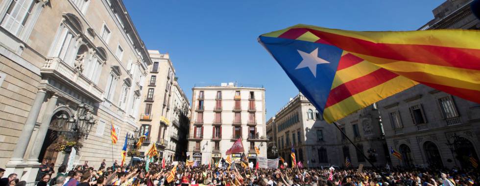 GRAF364 BARCELONA, 26102017.- Cientos de estudiantes universitarios y de secundaria que se manifiestaban este mediodía por el centro de Barcelona en protesta por la aplicación del artículo 155 y para pedir la liberación de Jordi Sànchez y Jordi Cuixart y que se proclame la independencia de Cataluña, se han concentrado ante el Palau de la Generalitat donde protestan por el posible anuncio de elecciones autonómicas . EFEMarta Pérez