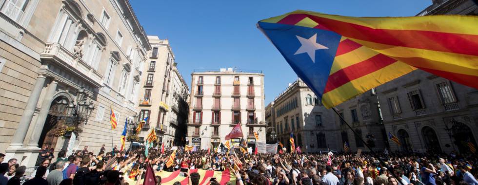 GRAF364 BARCELONA, 26102017.- Cientos de estudiantes universitarios y de secundaria que se manifiestaban este mediodía por el centro de Barcelona en protesta por la aplicación del artículo 155 y para pedir la liberación de Jordi Sànchez y Jordi Cuixart y que se proclame la independencia de Cataluña, se han concentrado ante el Palau de la Generalitat donde protestan por el posible anuncio de elecciones autonómicas . EFEMarta Pérez