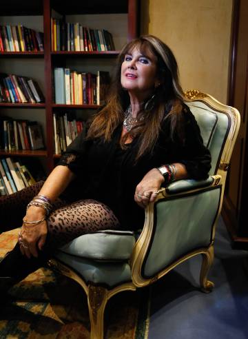 Caroline Munro, actriz y ex-modelo británica, posando en un hotel madrileño.rn