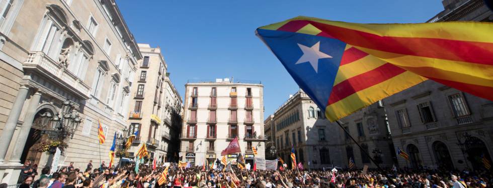 Miles de manifestantes ovacionan la declaración de independencia frente al Parlament