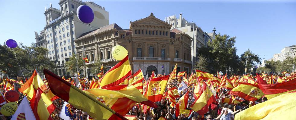 El Parlament y la práctica totalidad del Govern acatan la intervención