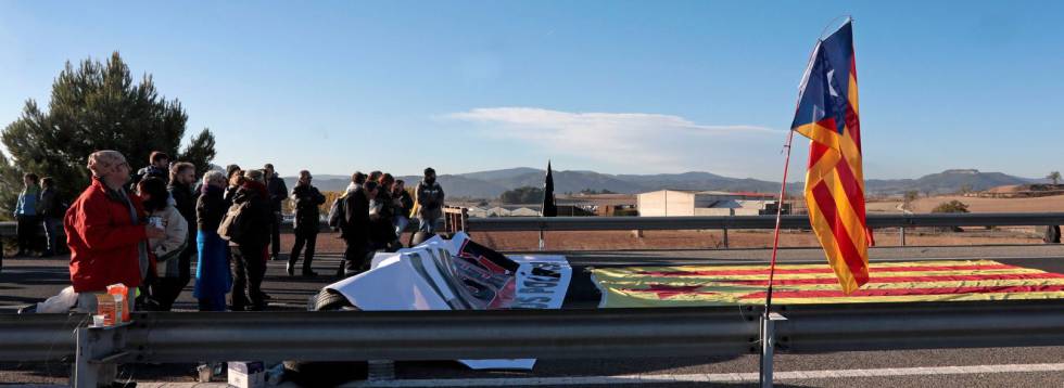 GRAF3227. BARCELONA, 08112017.- Vista de la autovía A-2 a la altura de Òdena (Barcelona) que ha sido cortada por un grupo de manifestantes durante una nueva jornada de huelga general en Cataluña en la que una docena de carreteras se encuentran cortadas en algunos puntos debido a la acción de piquetes en el marco de la huelga general convocada en solitario por el sindicato minoritario Intersindical-CSC, entre ellas la AP-7, en Santa Perpètua de Mogoda (Barcelona); la A-2, en Sant Joan Despí (Barcelona), o la N-340, en Amposta (Tarragona). EFESusanna Sáez