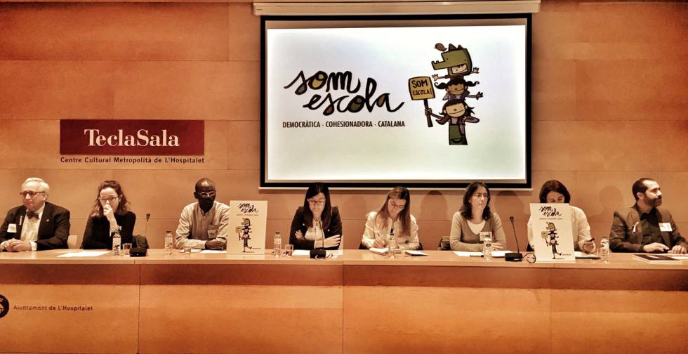 Membres de Som Escola presenten el manifest aquest dimecres a l'Hospitalet de Llobregat.