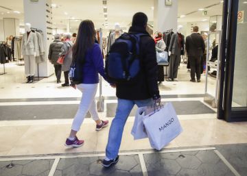 Clientes en una tienda de moda.