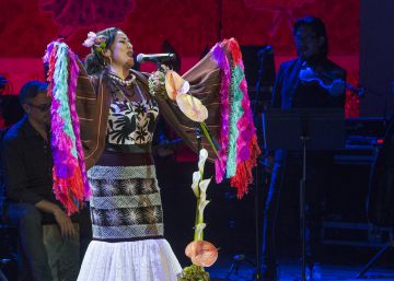 Lila Downs contagia su euforia en el Palau