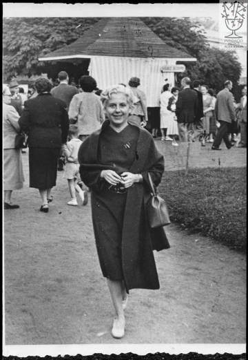 Mercè Rodoreda, paseando por Châtel-Guyon, en agosto de 1954.