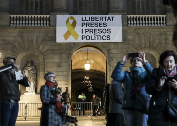 El Ayuntamiento de Barcelona retira la pancarta por los ‘presos políticos’