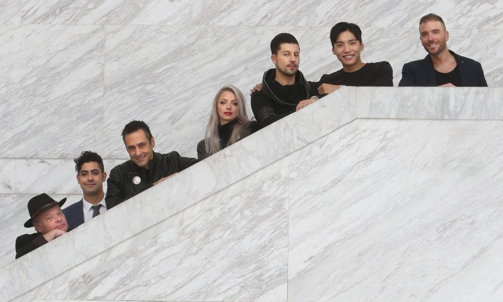 Los siete magos 'The Illusionists' posan ayer en el Auditorio del Campo de las Naciones. rn