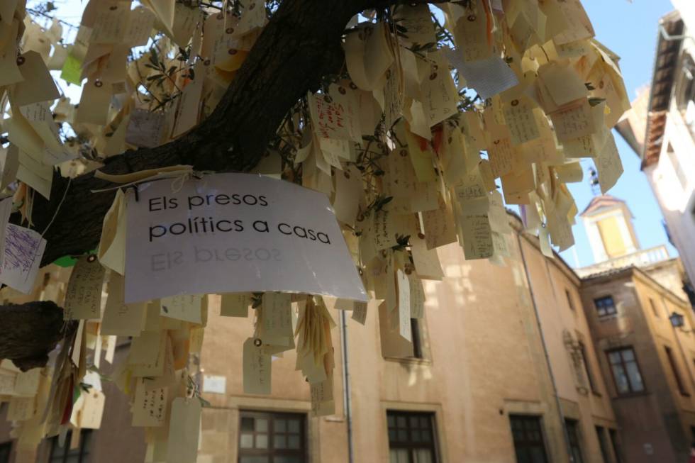 L'arbre dels desitjos de Nadal, a la plaça del Pes de Vic.