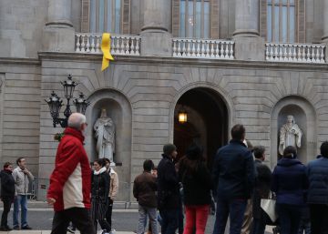 Colau cuelga un lazo amarillo en el Ayuntamiento reclamando la libertad de Junqueras, Forn y los ‘Jordis’