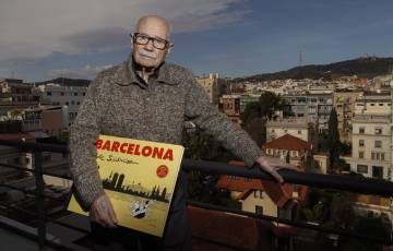Josep Maria Blanco, amb el seu àlbum sobre Barcelona.