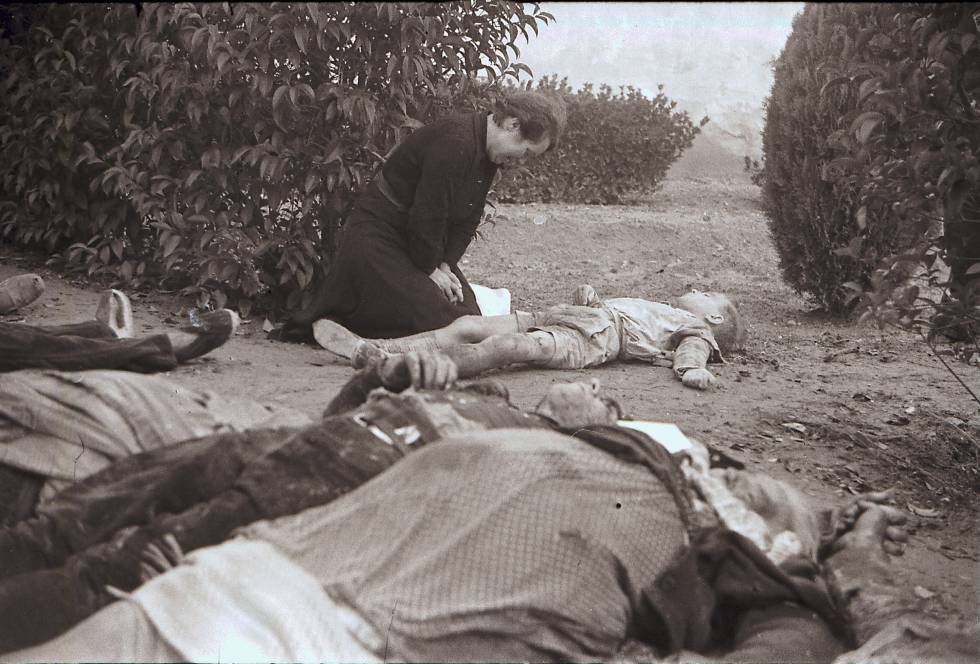 Una mare identifica el cadàver del seu fill al cementiri de Lleida el 3 de novembre del 1937.