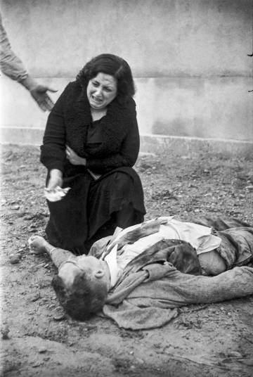 'Mater dolorosa', de Centelles, en la qual es veu una dona plorant la mort del seu marit, després del bombardeig a Lleida el 1937.
