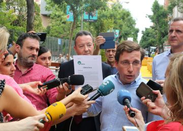 El PP reparte banderas españolas para colgarlas en el balcón hasta el 12 de octubre