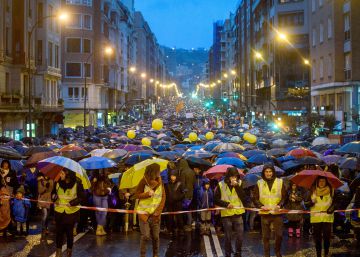 El alcalde de Bilbao arremete contra los autores de las pintadas tras la marcha por los presos de ETA